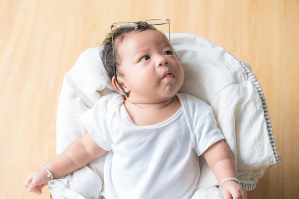 Bambino adorabile sdraiato in un cestino di legno con coperta — Foto Stock