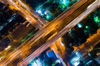 Gece trafik 3 açı Kavşağı yol araba ışık ile