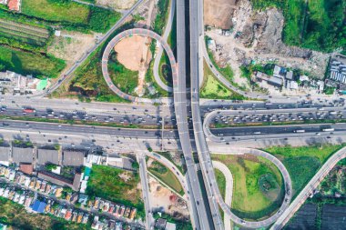 Ulaşım kesişim kırsal yol araba yeşil ağaç ile yukarıda