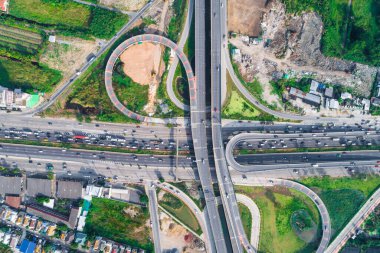 Ulaşım kesişim kırsal yol araba yeşil ağaç ile yukarıda