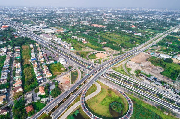 Ulaşım kesişim kırsal yol araba yeşil ağaç ile yukarıda — Stok fotoğraf