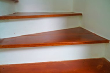 Modern ahşap kahverengi merdiven iç dekorasyonu