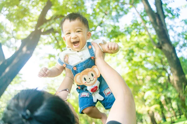 Feliz risa bebé niño tiro por madre mano — Foto de Stock