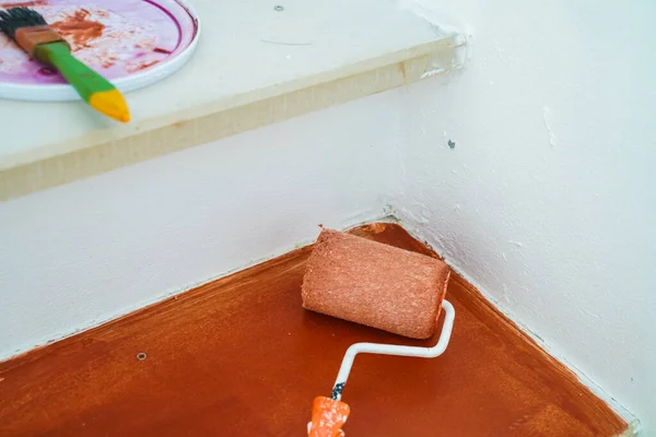 Покраска лестницы DIY с прокаткой и кистью — стоковое фото
