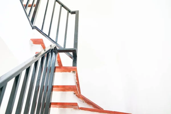 Moderne hölzerne braune Treppe innen renovieren — Stockfoto