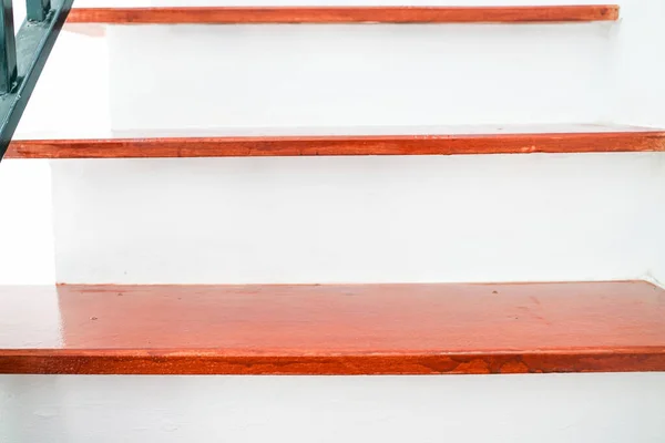 Moderne hölzerne braune Treppe innen renovieren — Stockfoto