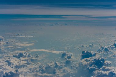 Gökyüzü bulutlu, gökyüzü uçaktan görünüyor.