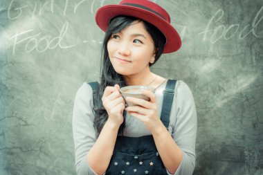 Güzel Asyalı kadınlar sıcak sütlü kahve içerler.