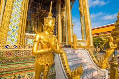 Büyük saray zümrüt Budist tapınağı altın pagoda ile