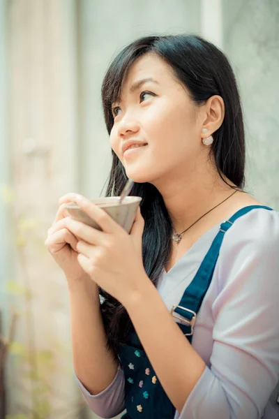 Красивые азиатские женщины держат горячий кофе латте — стоковое фото