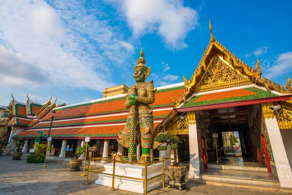 Gran palacio templo budista esmeralda con pagoda de oro — Foto de Stock