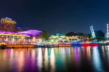 Singapur - 5 Mart 2015 gecesi Clarke Quay, Singapur 'da renkli ışık binası. Clarke Quay, Singapur 'un Singapur Nehri bölgesinde tarihi bir nehir kenarı rıhtımıdır..