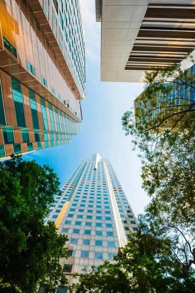 Modernos edificios de ciudad de vidrio durante el día soleado . — Foto de Stock