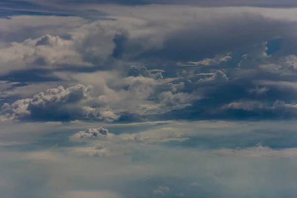 Μπλε ουρανός με σύννεφο πάνω από την άποψη από το αεροπλάνο — Φωτογραφία Αρχείου
