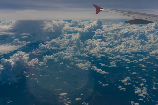 Ciel bleu avec nuages au-dessus de la vue de l'avion — Photo