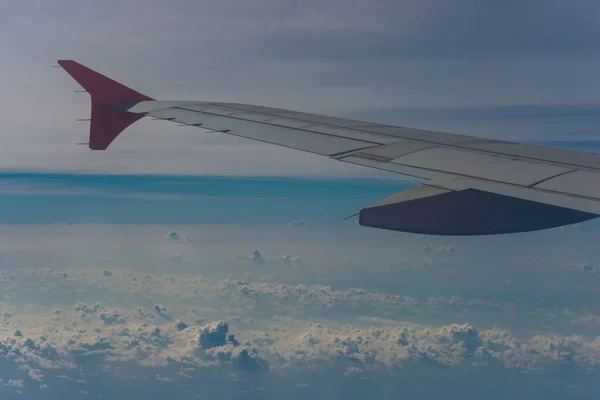 Ciel bleu avec nuages au-dessus de la vue de l'avion — Photo