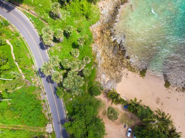 Dağ kıyısındaki hava manzaralı yol. Phuket körfezi.