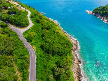 Deniz Kuşu Adası yakınlarındaki yüksek dağda asfalt kırsal yol eğrisi