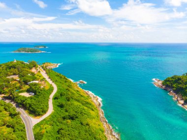Dağ kıyısındaki hava manzaralı yol. Phuket körfezi.