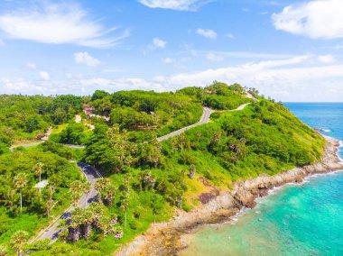 Dağ kıyısındaki hava manzaralı yol. Phuket körfezi.