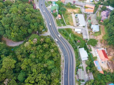 Tropikal orman ve arabayla dağdaki hava manzaralı viraj yolu 
