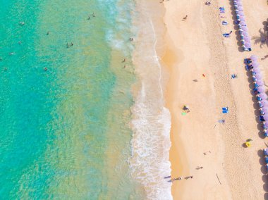 Patong 'da beyaz kumsalda güzel bir deniz dalgası.