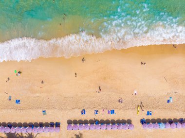 Patong 'da beyaz kumsalda güzel bir deniz dalgası.