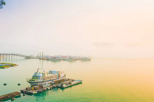 Sonne Mond See Sonnenaufgang mit Nebel in Nantou — Stockfoto