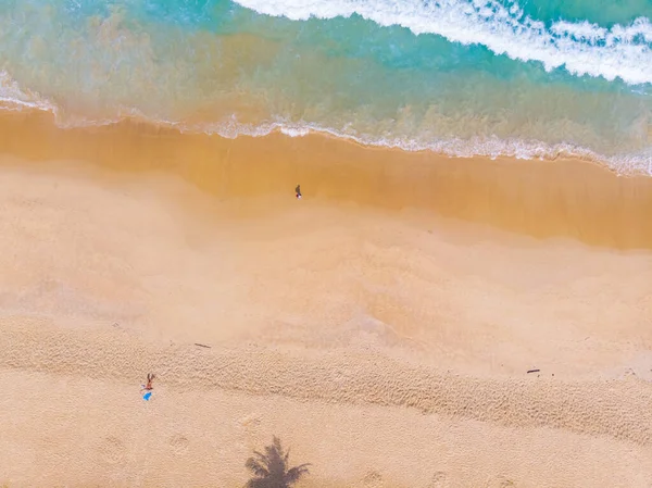 Hermosa ola de mar en la playa de arena blanca de agua turquesa en Patong —  Fotos de Stock