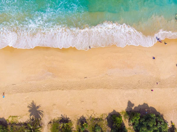 Hermosa ola de mar en la playa de arena blanca de agua turquesa en Patong — Foto de Stock