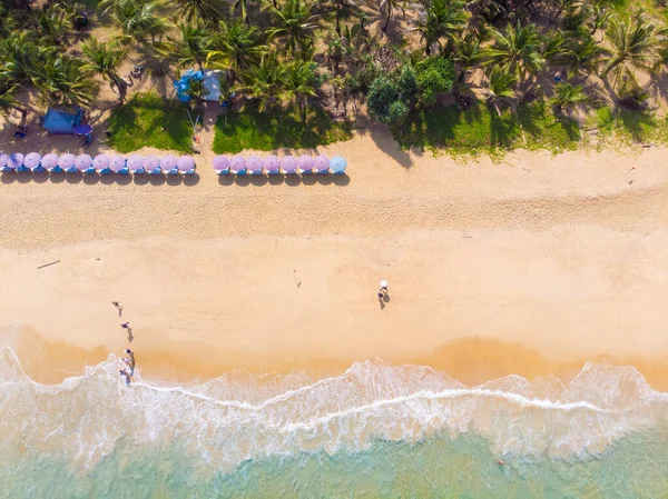 Hermosa ola de mar en la playa de arena blanca de agua turquesa en Patong — Foto de Stock