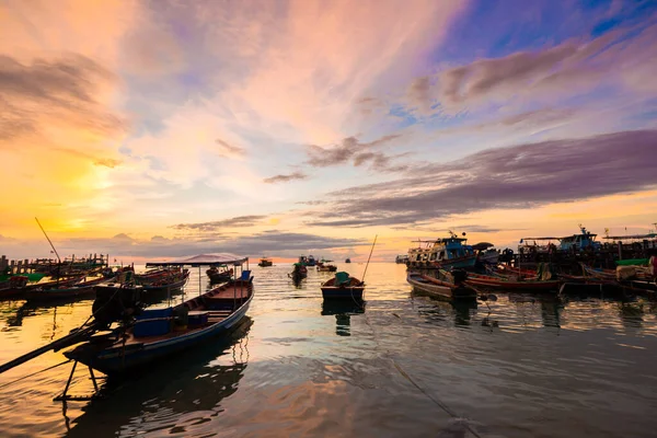 Silueta puesta de sol barco en la playa del mar cielo colorido con nubes — Foto de Stock