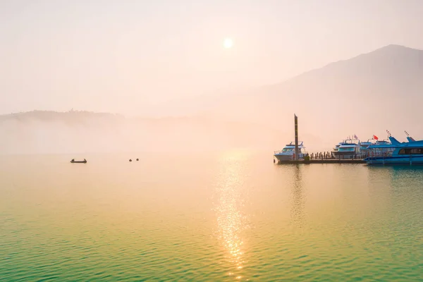 Sol lua lago nascer do sol com nevoeiro em Nantou — Fotografia de Stock