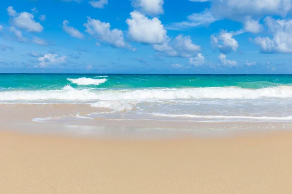 Onda marina sulla spiaggia bianca estiva con cielo nuvoloso — Foto Stock