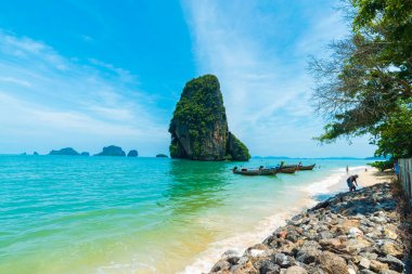 Krabi Tayland 'daki Railay plajı tropikal orman adası