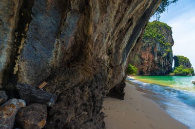 Krabi Tayland 'daki Railay plajı tropikal orman adası