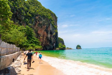 Krabi Tayland 'daki Railay plajı tropikal orman adası