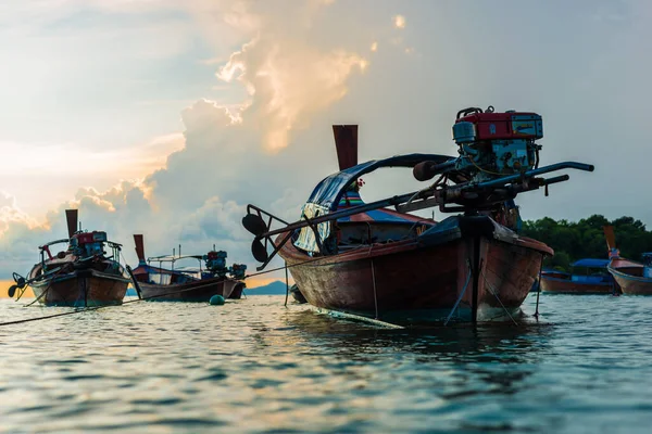 Bateau Pêche Bois Sur Mer Plage Baie Coucher Soleil Ciel — Photo