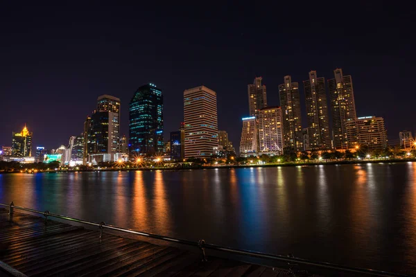 Gece Vakti Gölet Parkı Olan Modern Bina Işığı Bangkok Tayland Stok Resim