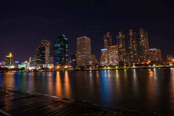 Moderna Luz Del Edificio Con Estanque Parque Público Por Noche Imagen de stock