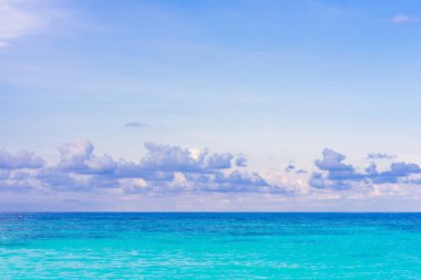 Yaz tatili arka planında cennet gibi gökyüzü olan deniz.