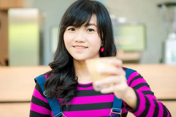 Belle Entreprise Asiatique Femmes Boire Chaud Latte Art Café Dans — Photo