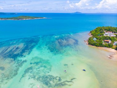 Turist yaz tatili konsepti hava manzaralı deniz dalgası turkuvaz suyu