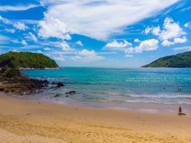 Turist yaz tatili konsepti hava manzaralı deniz dalgası turkuvaz suyu