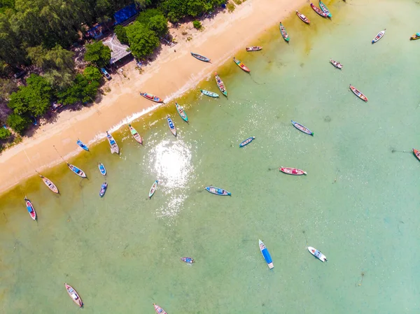 観光夏休みのコンセプトを持つ海の波のビーチターコイズブルーの水空中ビュー — ストック写真