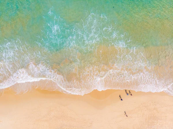 Θάλασσα Κύμα Παραλία Τιρκουάζ Νερά Τουριστική Έννοια Καλοκαιρινές Διακοπές Εναέρια — Φωτογραφία Αρχείου