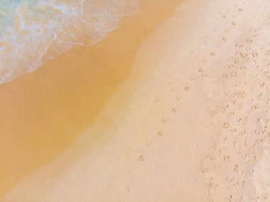 Hava manzaralı yaz deniz sahili dalgası beyaz kumlu deniz manzarası