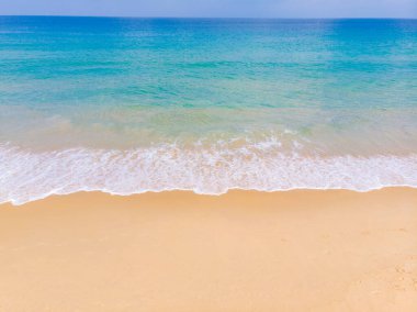 Hava manzaralı yaz deniz sahili dalgası beyaz kumlu deniz manzarası