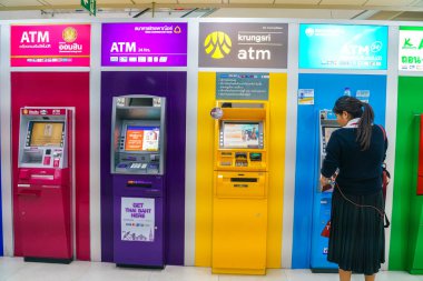BANGKOK, THAILAND - 12 Temmuz 2019: Otomatik Teller Makineleri (ATM) kullanan turistler, Don Mueang Havalimanı 'ndaki iki uluslararası havalimanından biridir.