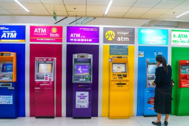 BANGKOK, THAILAND - 12 Temmuz 2019: Otomatik Teller Makineleri (ATM) kullanan turistler, Don Mueang Havalimanı 'ndaki iki uluslararası havalimanından biridir.